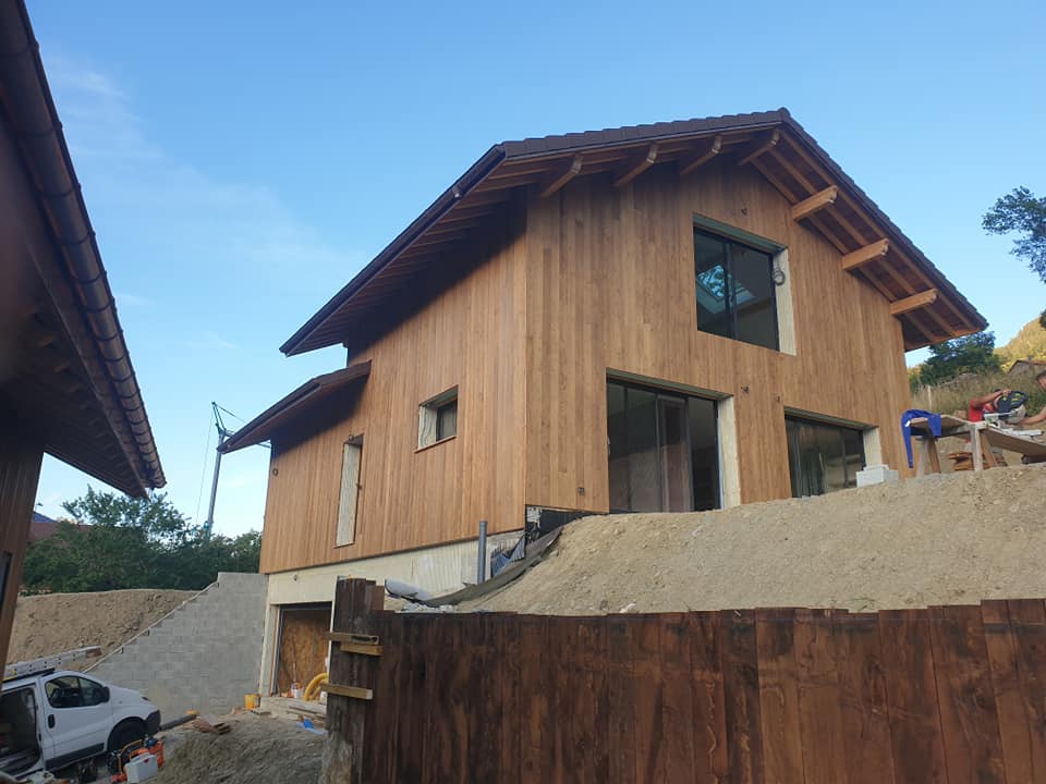 Aménagement extérieur bois sur une construction neuve