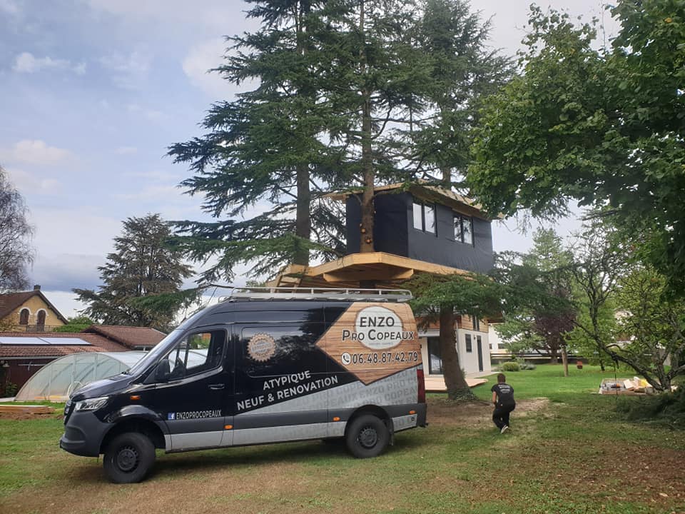 Travaux de construction de cabanes suspendues dans le Pays de Fillière