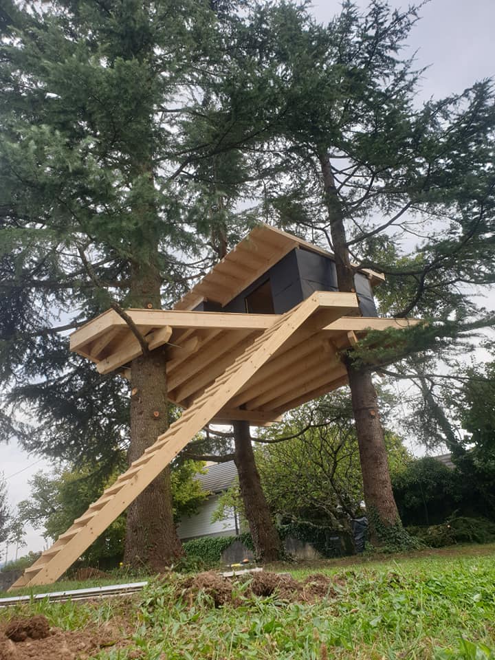 Cabane suspendue en cours de réalisation