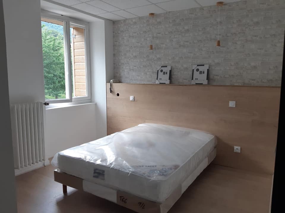 Tête de lit en bois